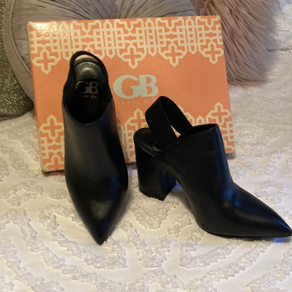 Size 7.5 Gianni Bini sling back shoe with chunky heel.